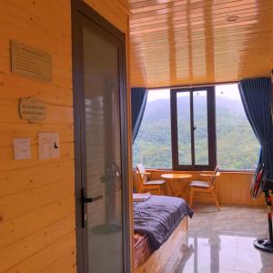 Phòng có giường cỡ King nhìn ra cảnh núi non (King Room with Mountain View)