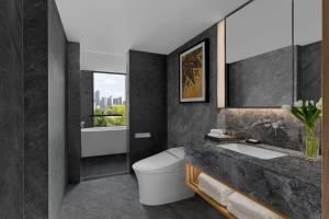 2 Bedroom Premier Suite, 2 Bedroom Suite, Bedroom 1: 1 King, Bedroom 2: 2 Twin, City view