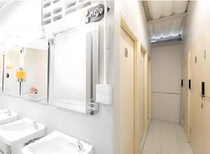 Phòng Tập Thể Nam (Male Dormitory Room)