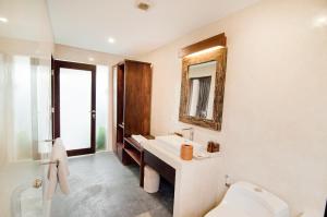Biệt Thự Có Hồ Bơi Riêng (Villa with Private Pool)