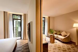Suite Lớn có Ban Công (Executive Suite with Balcony)