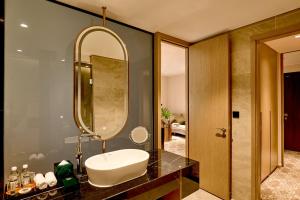 Suite Lớn có Ban Công (Executive Suite with Balcony)