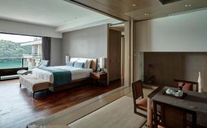Suite Deluxe hướng hồ giường King (Deluxe Lake View King Suite)