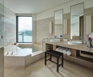 Suite Deluxe hướng hồ giường King (Deluxe Lake View King Suite)