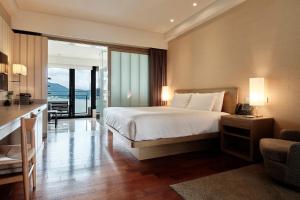 Phòng Premier hướng hồ giường King (Premier Lake View King Room)