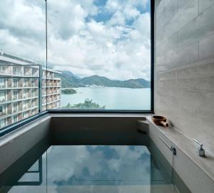 Phòng Premier hướng hồ giường King (Premier Lake View King Room)