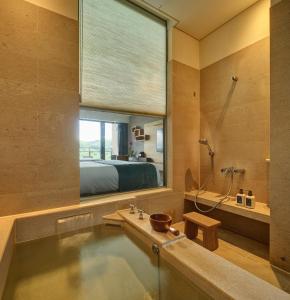 Phòng Gia đình Premier hướng hồ (Premier Lake View Family Room)