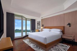 Phòng Deluxe có Giường cỡ King và Tầm nhìn ra Hồ (Deluxe King Room with Lake View)