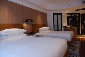 Phòng Deluxe Giường Đôi Nhìn Ra Hồ Nước (Deluxe Double Room with Lake View)