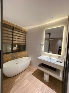 Phòng 4 Người Có Bồn Tắm (Quadruple Room with Bath)