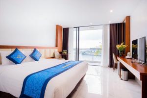 Phòng Deluxe Giường Đôi Với Ban Công và Tầm Nhìn Ra Biển (Deluxe Double Room with Balcony and Sea View)