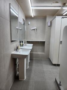 Phòng Giường Đôi Với Phòng Tắm Chung (Double Room with Shared Bathroom)