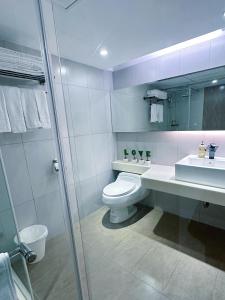 Suite Gia Đình có 1 Giường Đôi và 2 Giường Đơn (1 Double 2 Twin Beds Family Suite)