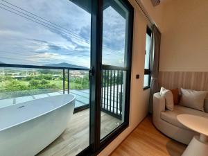 Phòng Giường Đôi Có Ban Công (Double Room with Balcony)