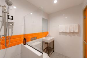 Phòng Deluxe giường đôi Hướng hồ bơi (Deluxe Double Room Pool View)
