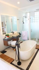 Nhà 3 Phòng Ngủ (Three-Bedroom House)