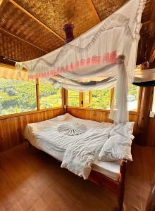 Phòng Gia đình nhìn ra Núi (Family Room with Mountain View)