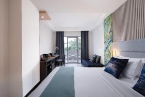 Phòng Giường Đôi Lớn Thủ Tướng có Ban Công (Premier Queen Room with Balcony)