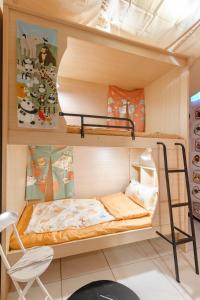 Giường đơn trong phòng tập thể có phòng tắm dùng chung (Single Bed in Dormitory with Shared Bathroom)