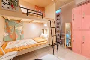 Giường đơn trong phòng tập thể có phòng tắm dùng chung (Single Bed in Dormitory with Shared Bathroom)