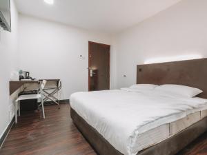 L Hotel @ 51 Desker Road
