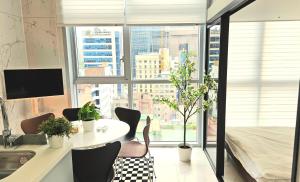 Căn Hộ 3 Phòng Ngủ (Three-Bedroom Apartment)