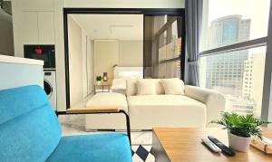Căn Hộ Nhìn Ra Thành Phố (Apartment with City View)