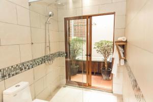 Phòng Có Giường Cỡ King Nhìn Ra Hồ Bơi (King Room with Pool View)
