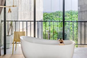 Phòng Deluxe giường đôi có ban công (Deluxe Double Room with Balcony)