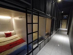 Giường Tầng Trong Phòng Ngủ Tập Thể Cho Nam (Bunk Bed in Male Dormitory Room )