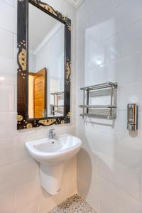 Phòng Deluxe Giường Đôi Có Ban Công (Deluxe Double Room with Balcony)