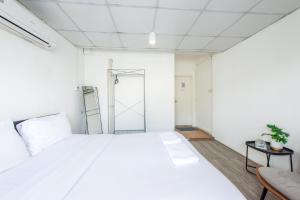 Phòng đôi có phòng tắm chung (Double Room with shared bathroom room)