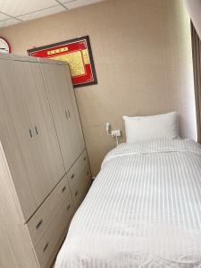 Giường Đơn Trong Phòng Nghỉ Tập Thể Cho Cả Nam Và Nữ (Single Bed in Mixed Dormitory Room)