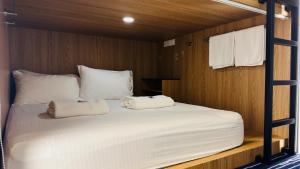 Giường Tầng Trong Phòng Ngủ Tập Thể Cho Nữ (Bunk Bed in Female Dormitory Room )