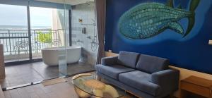 Phòng Deluxe Giường Đôi Với Ban Công và Tầm Nhìn Ra Biển (Deluxe Double Room with Balcony and Sea View)