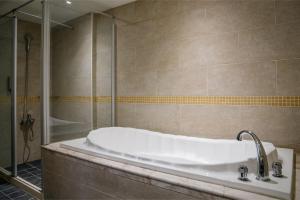 Standard Quadruple Room with Bath Tub