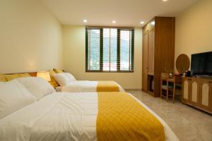 Phòng Deluxe Family Nhìn ra Núi (Deluxe Family Room with Mountain View)