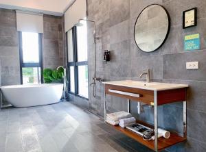Phòng có giường cỡ King nhìn ra cảnh núi non (King Room with Mountain View)