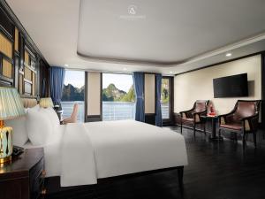 Suite có giường cỡ King với ban công (King Suite with Balcony)