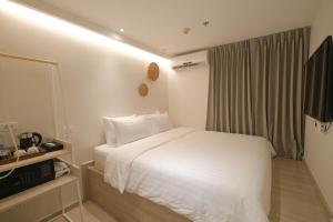 1 Double Bed, Non-Smoking, Standard Room, Safety Box, Air-Conditioned, Kettle, Shower