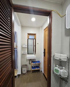 Phòng Hạng Tiết kiệm Cho 4 Người (Economy Quadruple Room)
