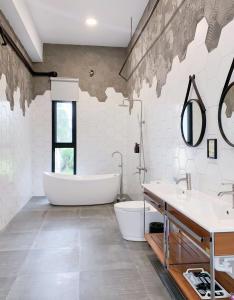 Phòng 4 Người Có Bồn Tắm (Quadruple Room with Bath)