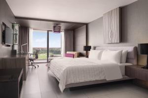 Grande Deluxe w benefits, Guest room, 1 King, Golf view, Balcony