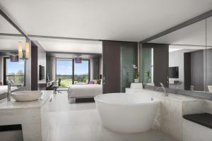 Grande Suite, 1 Bedroom Suite, 1 King, Golf view, Balcony