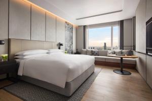 Guest room, 1 King, High floor