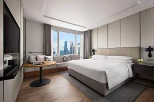 2 Bedroom Residential Suite, Bedroom 1: 1 King, Bedroom 2: 2 Twin