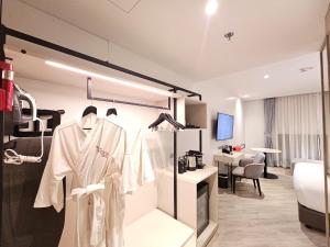 Phòng Giường Lớn Cao Cấp không có Cửa Sổ (Superior King - No Window)