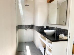 Suite Nhìn ra Hồ bơi (Suite with Pool View)