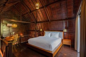 Suite Junior Nhìn Ra Cảnh Núi Non (Junior Suite with Mountain View)