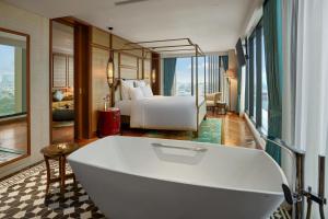 Deluxe Suite, King Bed, Lounge Access